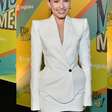 À la anos 80, Larissa Manoela brilha de blazer com corte geométrico de R$ 14 mil em festa da Globo. Fotos do look!