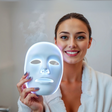 Febre entre famosas, descubra se as máscaras de LED ajudam mesmo no skincare