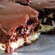 Bolo bomba de chocolate maravilhoso e já sai assim recheado do forno