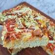 A hora do seu lanche fica muito mais gostosa com essa pizza siciliana de cebola maravilhosa