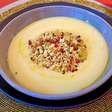 Sopa cremosa de mandioca com farofa crocante: mix de texturas