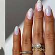 Unha cromada: 15 fotos de art nails brancas e com acabamento espelhado para apostar neste inverno