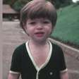 Nascido em 1971, esse menino de cabelo muito liso e blusa de botão não imaginava que seria galã da Globo e um terrível vilão de novela; reconhece?