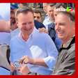 Bolsonaro presenteia Gilberto Kassab com medalha de 'imbrochável' durante evento em SP