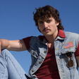 Conhecido por piruetas, Benson Boone escolhe não se arriscar em novo álbum