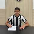 Atacante de 16 anos assina contrato profissional com o Botafogo e tem multa de R$ 506 milhões