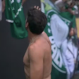Abel Ferreira tira camisa para dar de presente para torcedor do Palmeiras e prevê bronca da mulher: 'Vai dizer que foi uma vergonha'