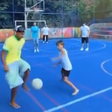 Yamal visita Rocinha e joga futebol com crianças durante férias no Brasil