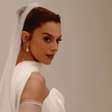 Giovanna Lancellotti aposta em vestido de noiva grifado com decote drapeado para casamento com Gabriel David. Veja fotos do look!