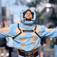 Com bumbum de fora, Carmo Dalla Vecchia escolhe look ousado para Parada LGBTQIA+; veja