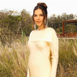 Mariana Rios anuncia gravidez e usa renda e amarelo-manteiga