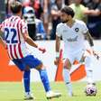 Alex Telles, após classificação do Botafogo: 'Para quem ia conhecer Mickey, nada mal passar no grupo da morte'