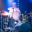 Baterista de banda inglesa sofre parada cardíaca durante show em festival
