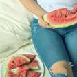 Muitas pessoas dizem que ela faz mal à saúde e que você deve evitá-la. É isso que acontece com seu corpo se você comer melancia à noite