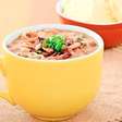 Sopa de feijão com bacon e macarrão: mistura ideal para se aquecer no inverno
