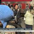Repórter da Globo é surpreendido com abraço e beijo de fã ao vivo em telejornal