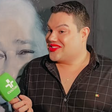 Cantor Leonardo tem crise de riso ao ver boca de repórter durante entrevista