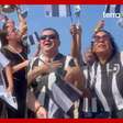 Torcida do Botafogo grita 'é campeão' e posa ao lado da taça do Mundial durante duelo com Palmeiras