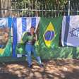 Ambulante diz que família trocou Lula por Bolsonaro e cita 'renda garantida' com venda de bandeira do Brasil