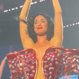 Após separação de Orlando Bloom, Katy Perry chora durante encerramento de parte da turnê