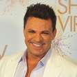 Irreconhecível? Nova aparência de Eduardo Costa surpreende fãs em show; cantor passou por transplante capilar