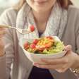 Como o horário em que comemos influencia nossa saúde? Entenda a crononutrição