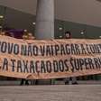 Manifestantes invadem prédio do Itaú e pedem por taxação de ricos