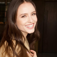 De jaqueta e shorts: Larissa Manoela segue trend dos tons terrosos
