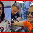 Torcedores do Fluminense fazem tatuagem em homenagem ao time durante jogo contra o Al-Hilal