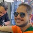 Torcedor tatua símbolo do Fluminense durante festa: 'Não vou me arrepender'