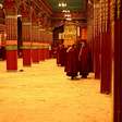 Por dentro do monastério de monges tibetanos que tentam resistir à China