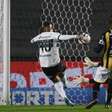 Com dois de Dellatorre, Coritiba vence o Volta Redonda e assume a liderança da Série B