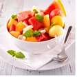Salada de frutas com melão, melancia e molho doce inusitado