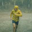 Correr na chuva molha mais que andar?