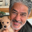William Bonner posa com o cachorro da filha, Bruce William, e web brinca: 'Nome vai dar confusão'