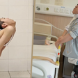 Menino com 'corpo dobrado' fica em pé e se deita pela primeira vez após cirurgia; veja vídeo