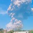 Vulcão na Indonésia entra em erupção e forma coluna de 18 km de altura; assista