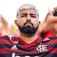 Vídeo: torcedor do Vasco rouba a cena ao se encontrar com 'Gabigol da Torcida'