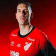 Athletico-PR assina e anuncia novo zagueiro: "Oportunidade"