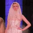 Modelo trans brasileira desfila com vestido de noiva em Paris