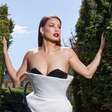 Beatriz Reis relê clichê brasileiro com vestido tucano em Paris