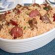 Arroz com carne e linguiça: sabor marcante para toda a família
