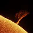 Fotógrafo faz registro impressionante de estação espacial em frente à erupção solar