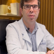 Rosquinha, aranha e pirulito: médico faz sucesso falando de saúde sexual e vira alvo de conservadores
