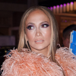 Prestes a completar 56 anos, Jennifer Lopez usa botox para tratar problema de saúde; médica explica benefícios