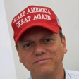 Tarcísio apaga foto em que apoiava Trump e aparecia com boné do MAGA