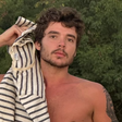 Marido de Sasha, João Lucas mostra bumbum por acidente