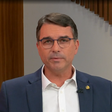 Flávio Bolsonaro diz que tarifaço de Trump tem 'viés político' e critica Lula: 'Pombo que estufa o peito"
