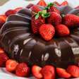 Pudim de chocolate com morango: a sobremesa mais gostosa para você fazer no domingo