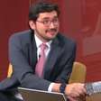 Apresentador segura o choro ao se despedir da GloboNews SP com elogios de colega